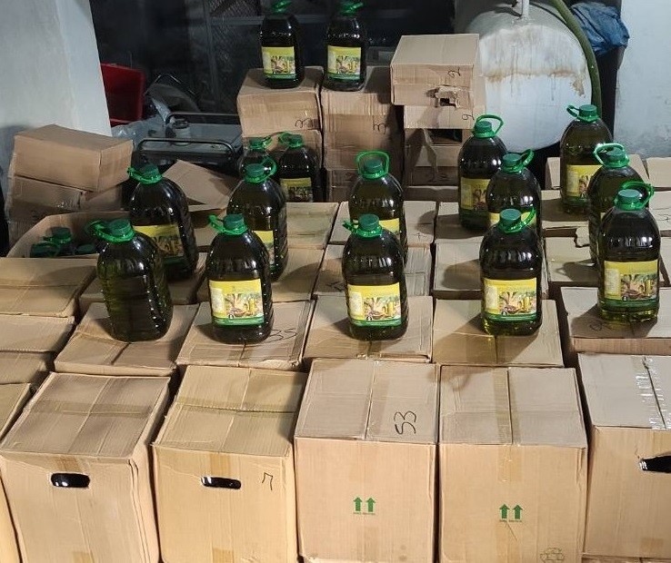 Δίχως τέλος η πώληση νοθευμένου λαδιού